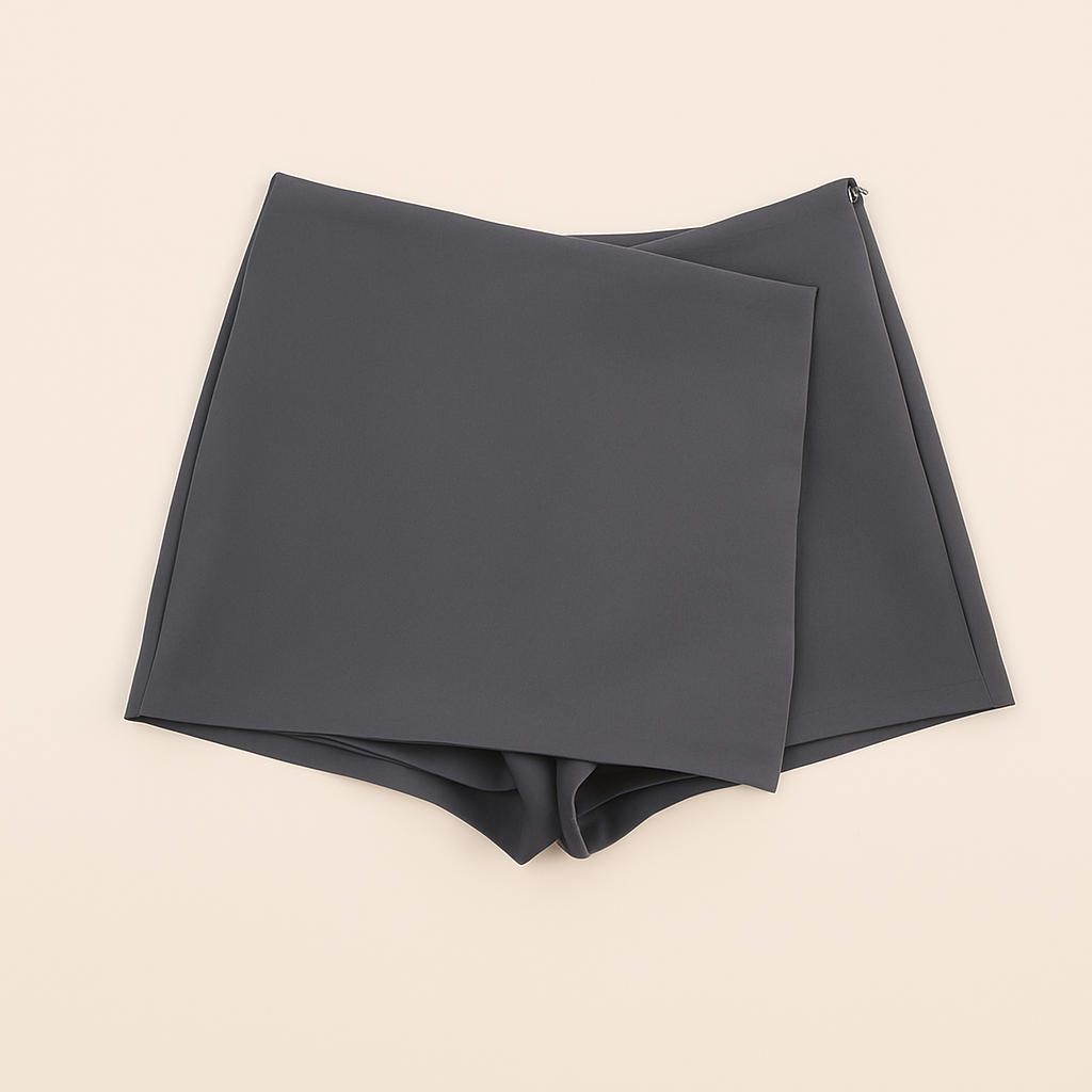 Asymmetrische Skort - Donkergrijs: dark gray high-waist skort with an asymmetric overlay, urban chic.