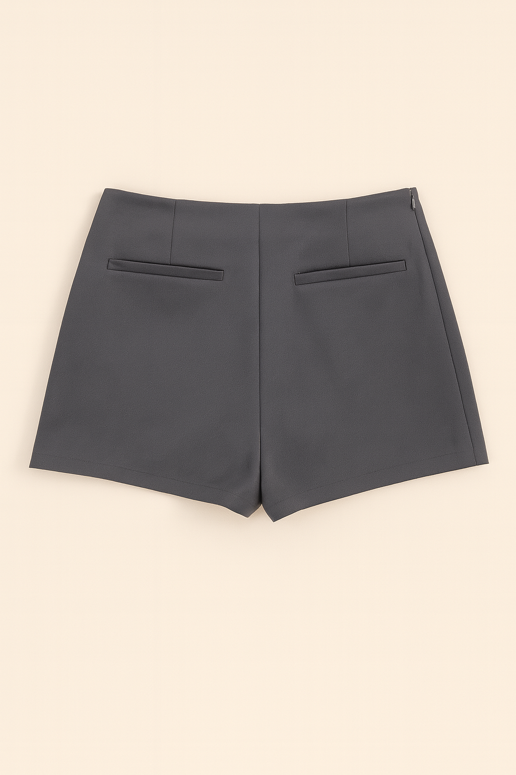 Asymmetrische Skort - Donkergrijs: dark gray high-waist skort with asymmetric hem and back pockets for city looks.