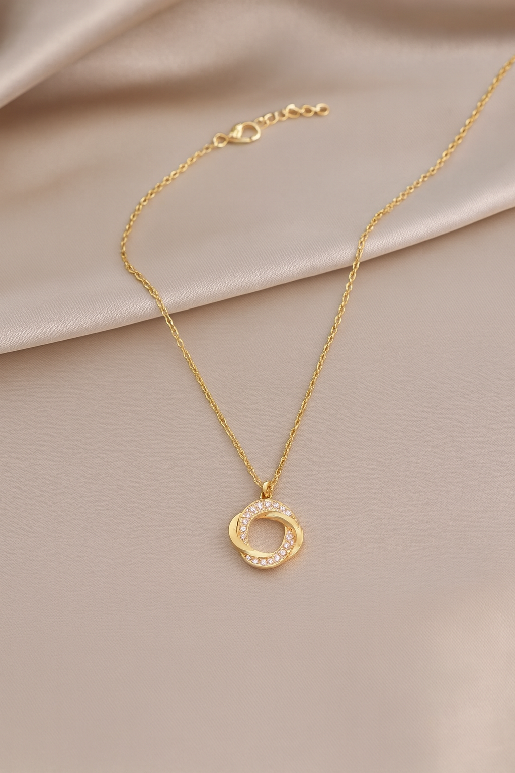 Gouden Infinity Cirkel Ketting met Zirkonia Steentjes