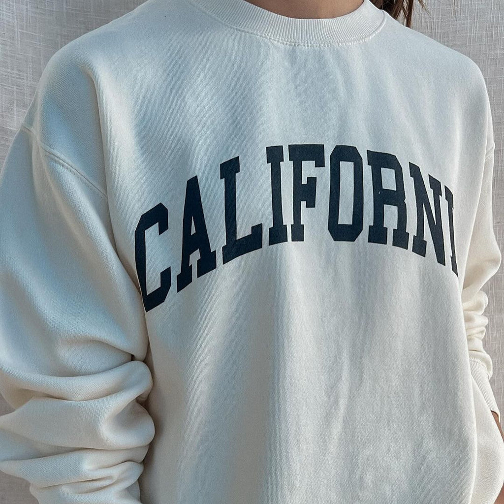 California & Malibu Sweater – Casual Oversized Trui met Vintage Letterprint